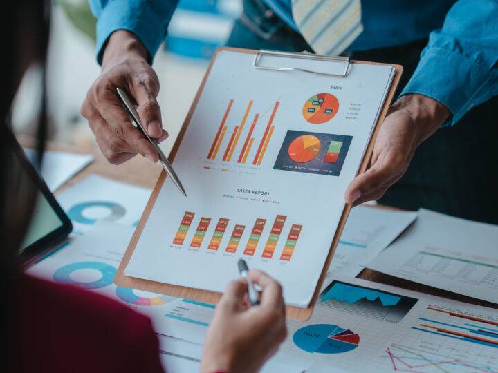 Buchhalter, die mit der Bilanz arbeiten, um Probleme zu analysieren und Lösungen für die Entwicklung der Unternehmensorganisation zu finden.