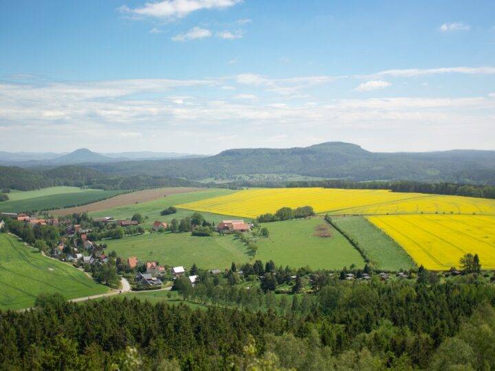 Blick über Tal und Berge in Bayern