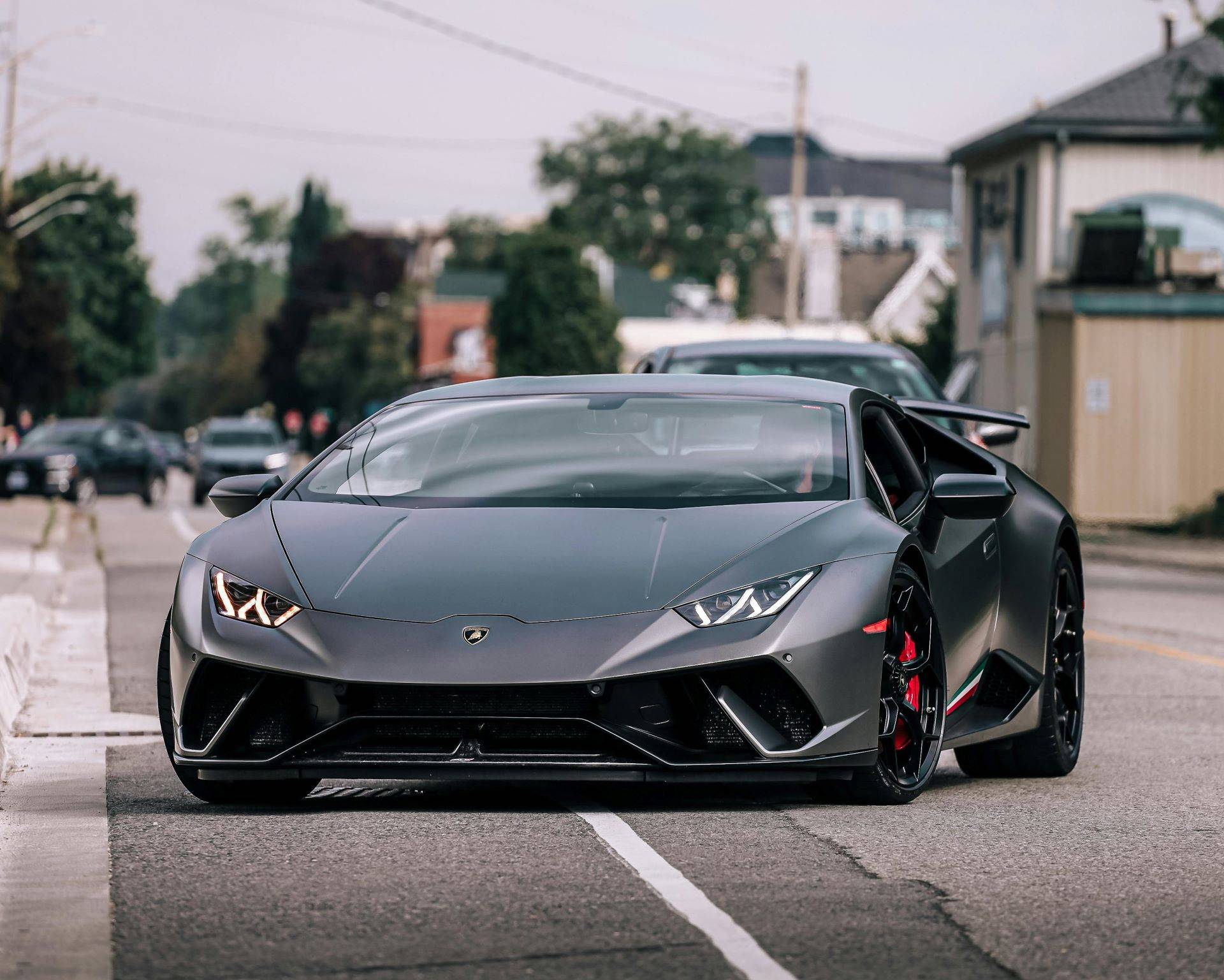 Mattschwarzer Lamborghini Huracan im Stadtverkehr