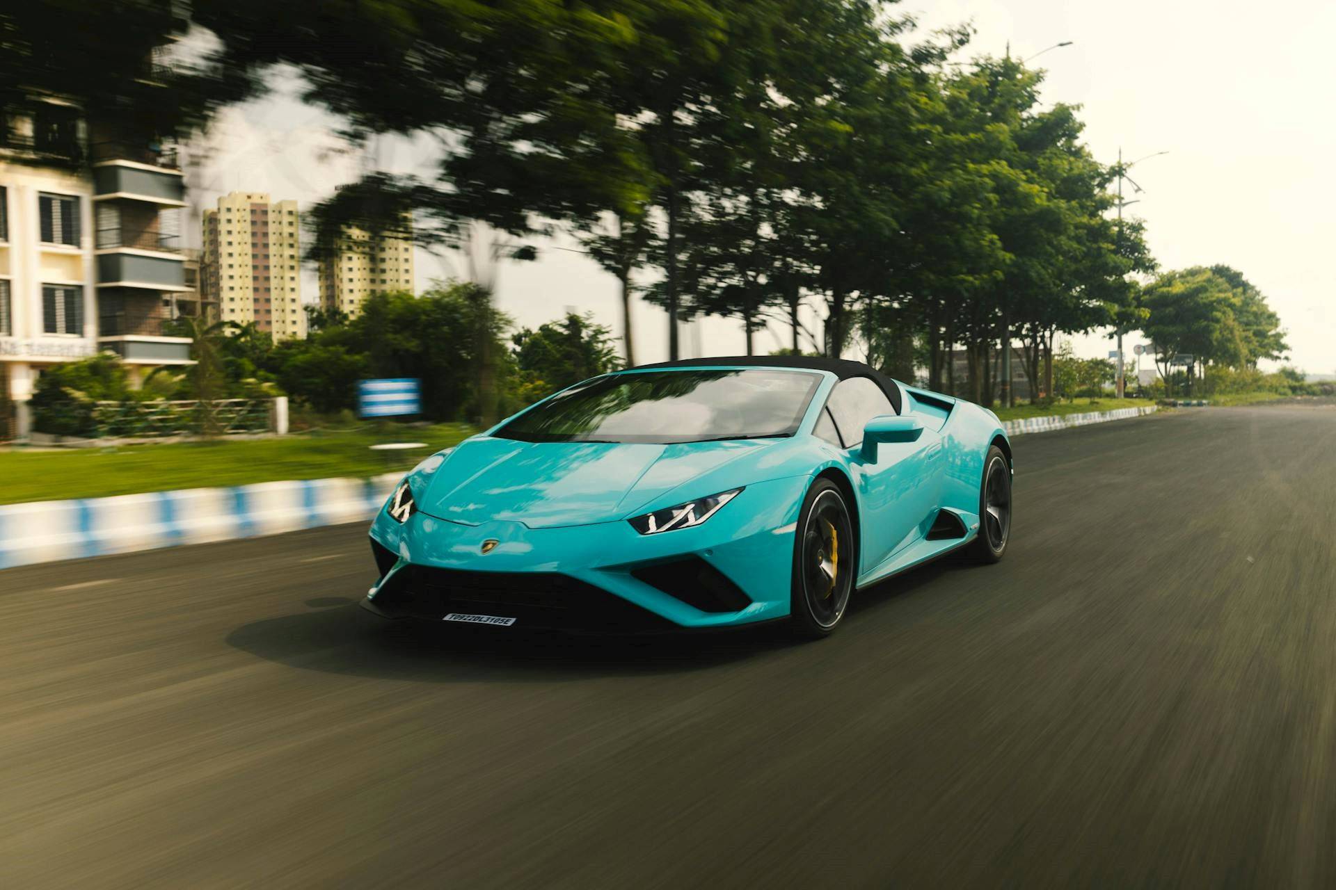 Türkisfarbener Lamborghini Huracan auf Stadtstraße