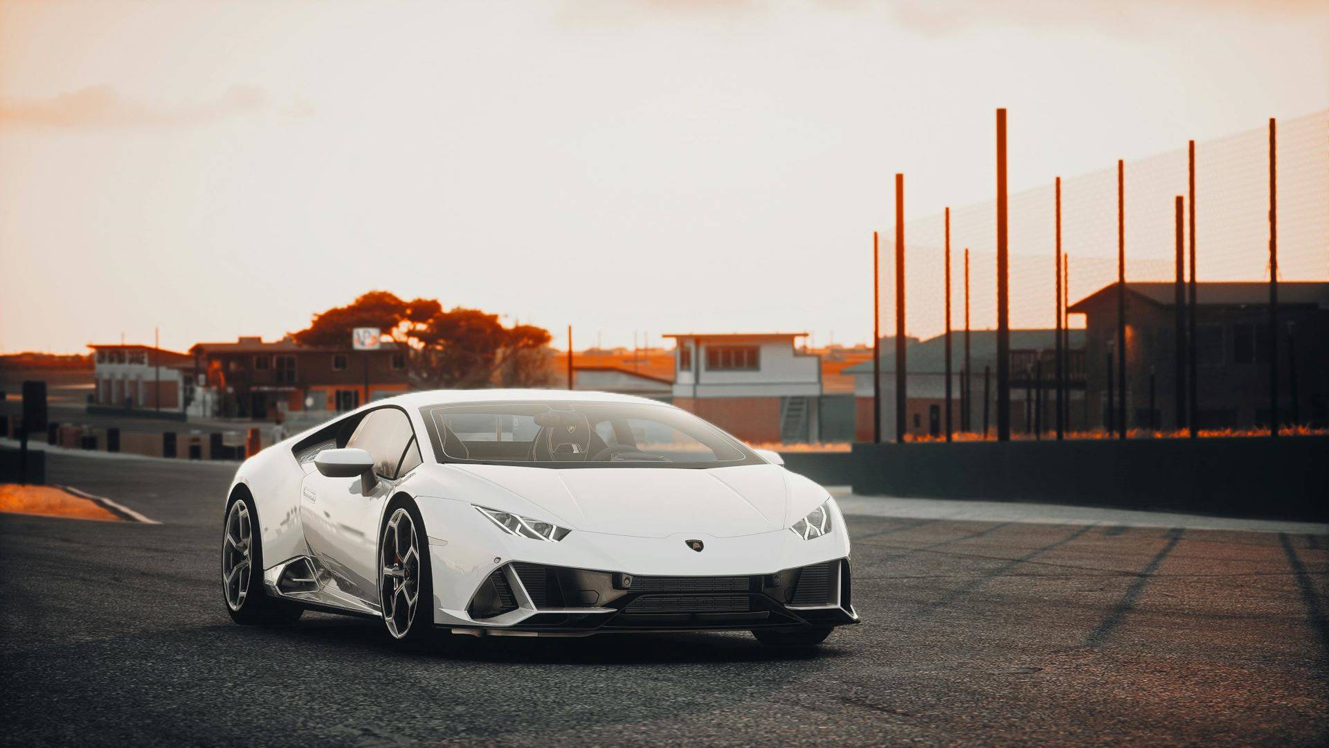 Weißer Lamborghini Huracan bei Sonnenuntergang auf Rennstrecke