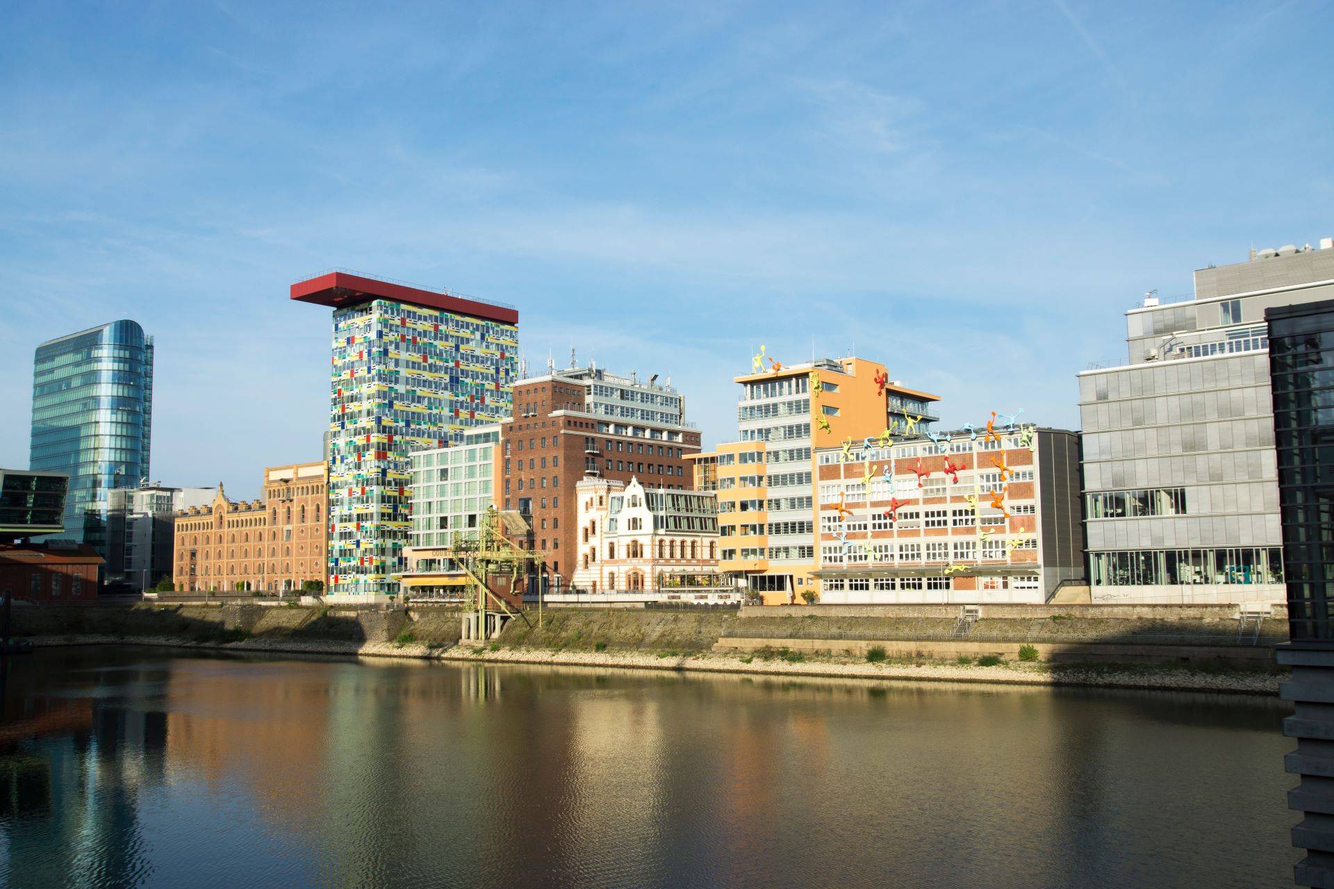 ürogebäude am Medienhafen Düsseldorf mit moderner Architektur