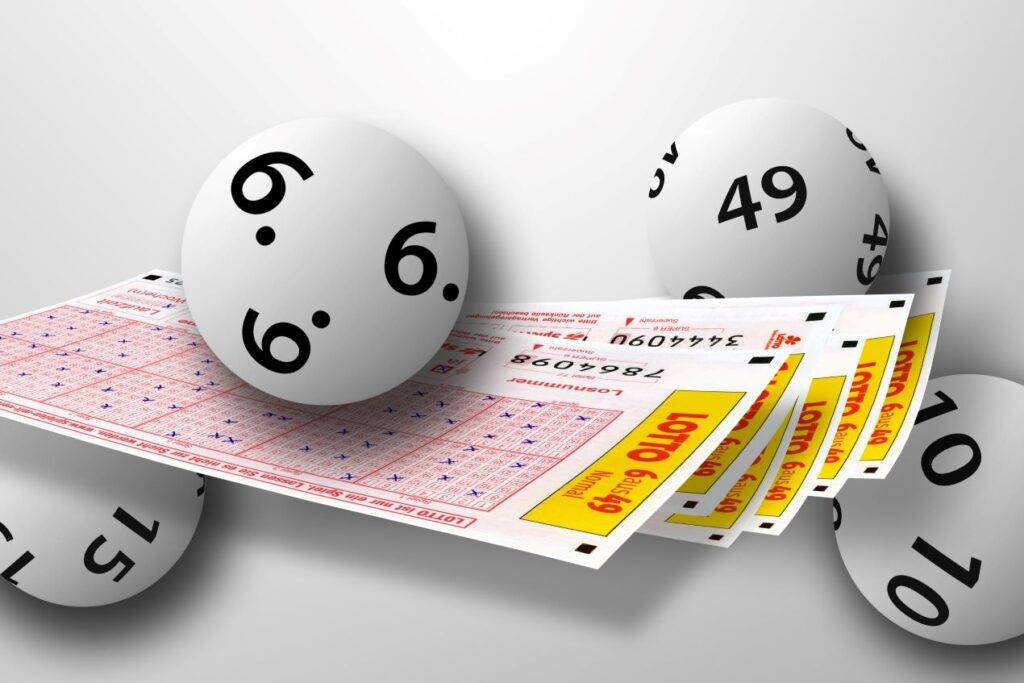 Nahaufnahme von Lottoscheinen und Gewinnkugeln – perfekt zur Frage "wann ist die nächste Eurojackpot Ziehung?" und für Lottofans.