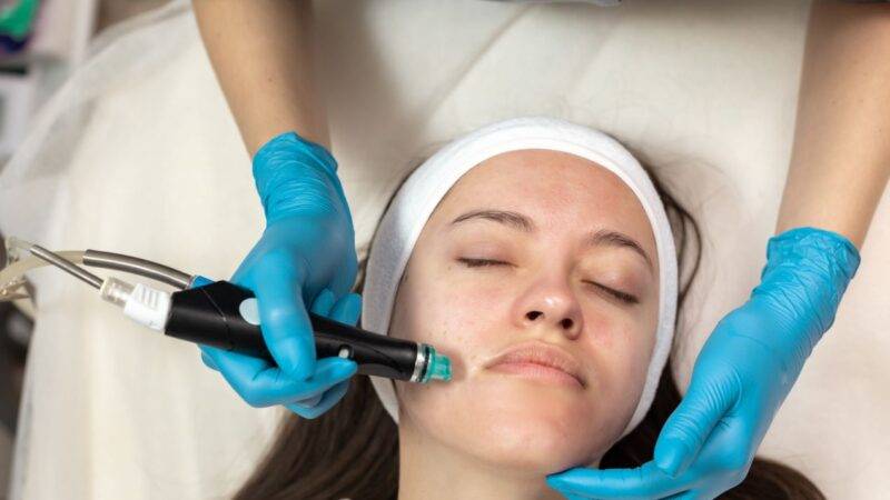 Hydrafacial vs. andere Gesichtsbehandlungen: Was macht den Unterschied aus?