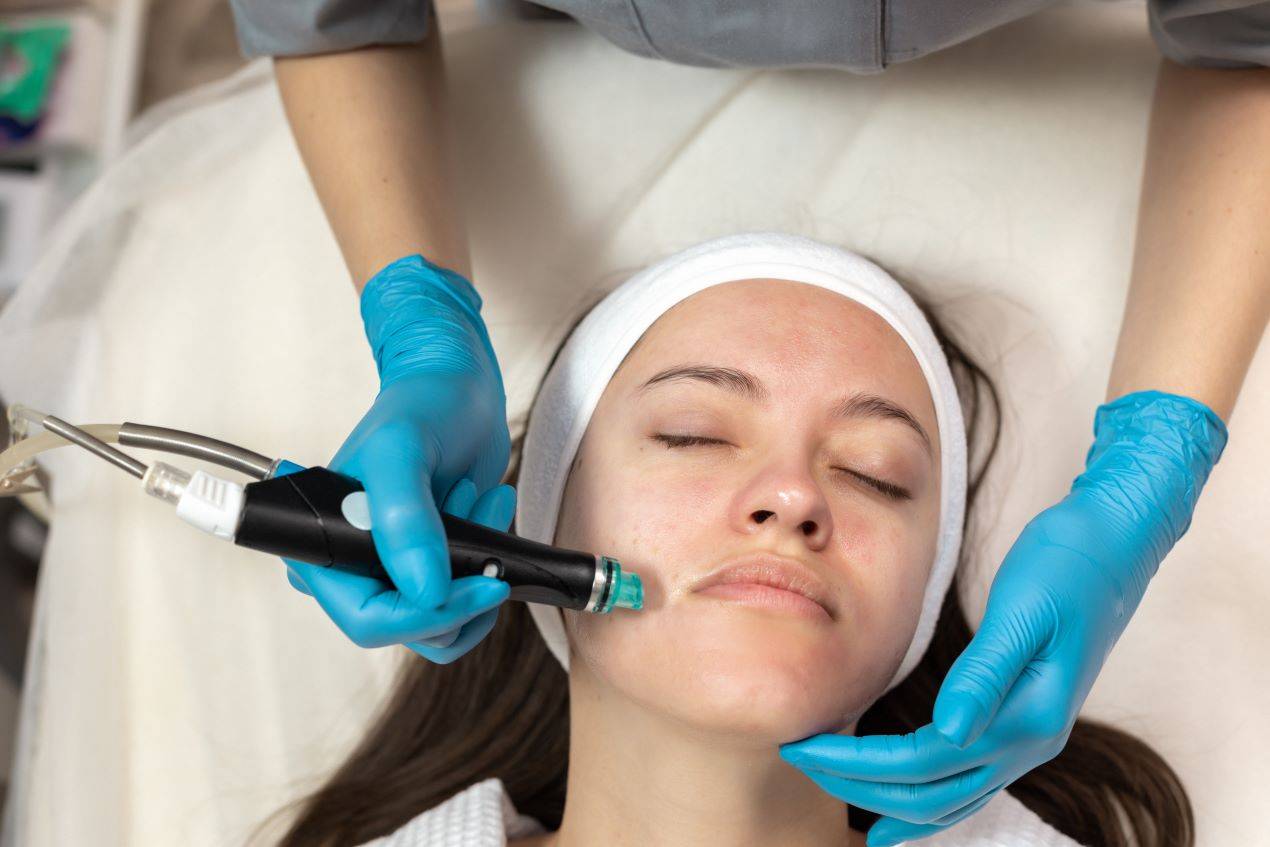 Hydrafacial vs. andere Gesichtsbehandlungen: Was macht den Unterschied aus?