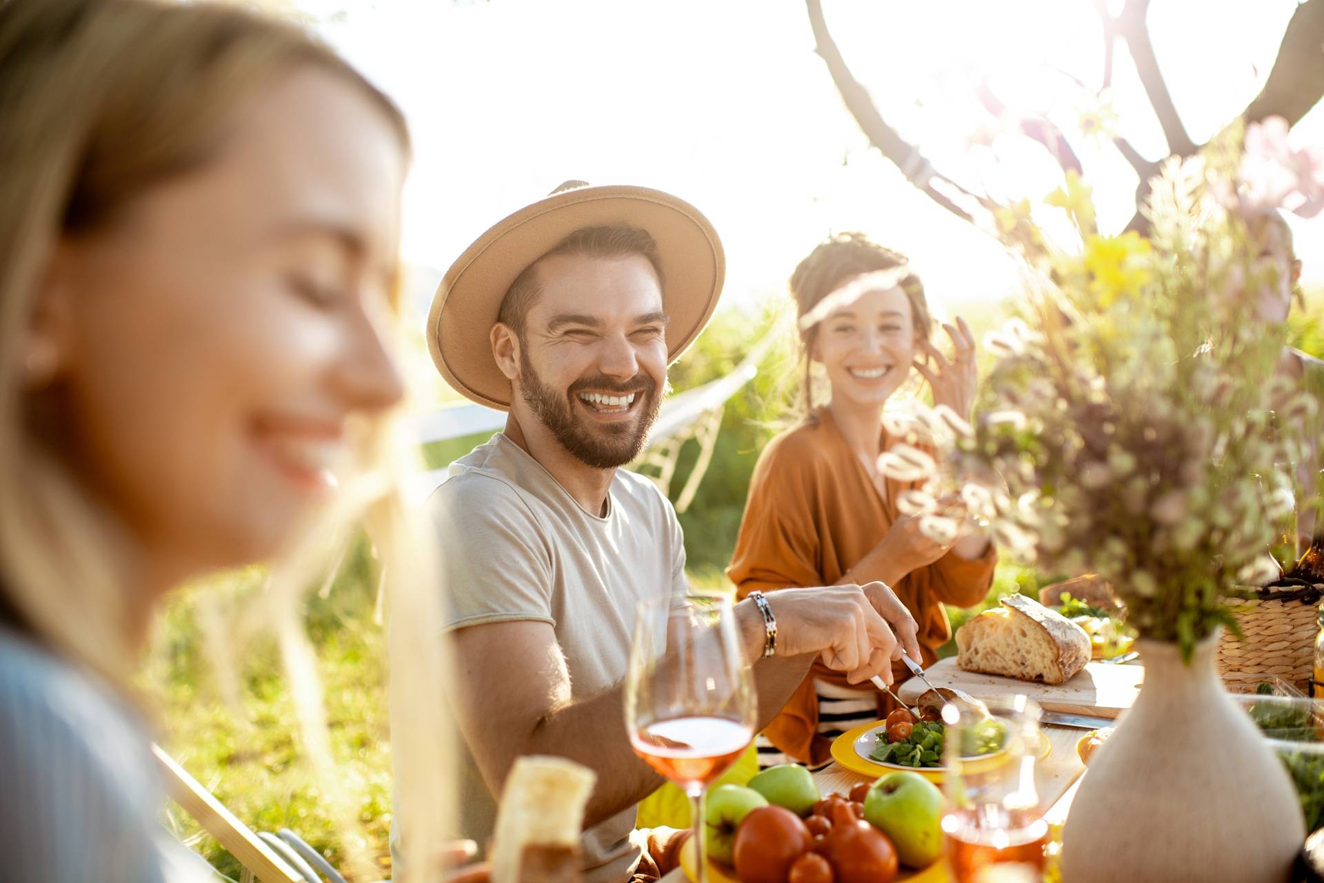 Gartenrunde beim gemeinsamen Essen | Outdoor Küche 