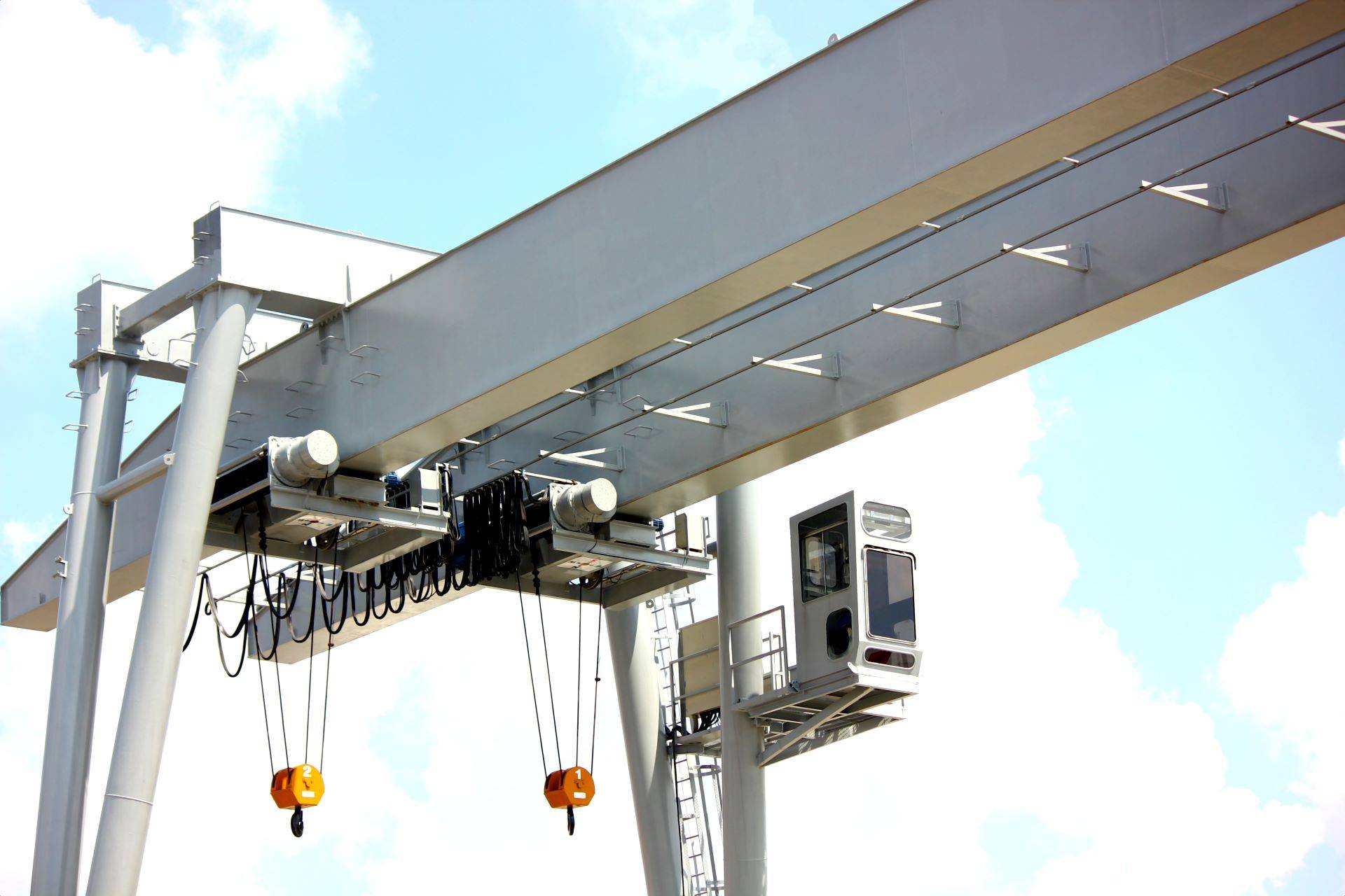 Elektroseilwinden an Kran in Logistikhalle