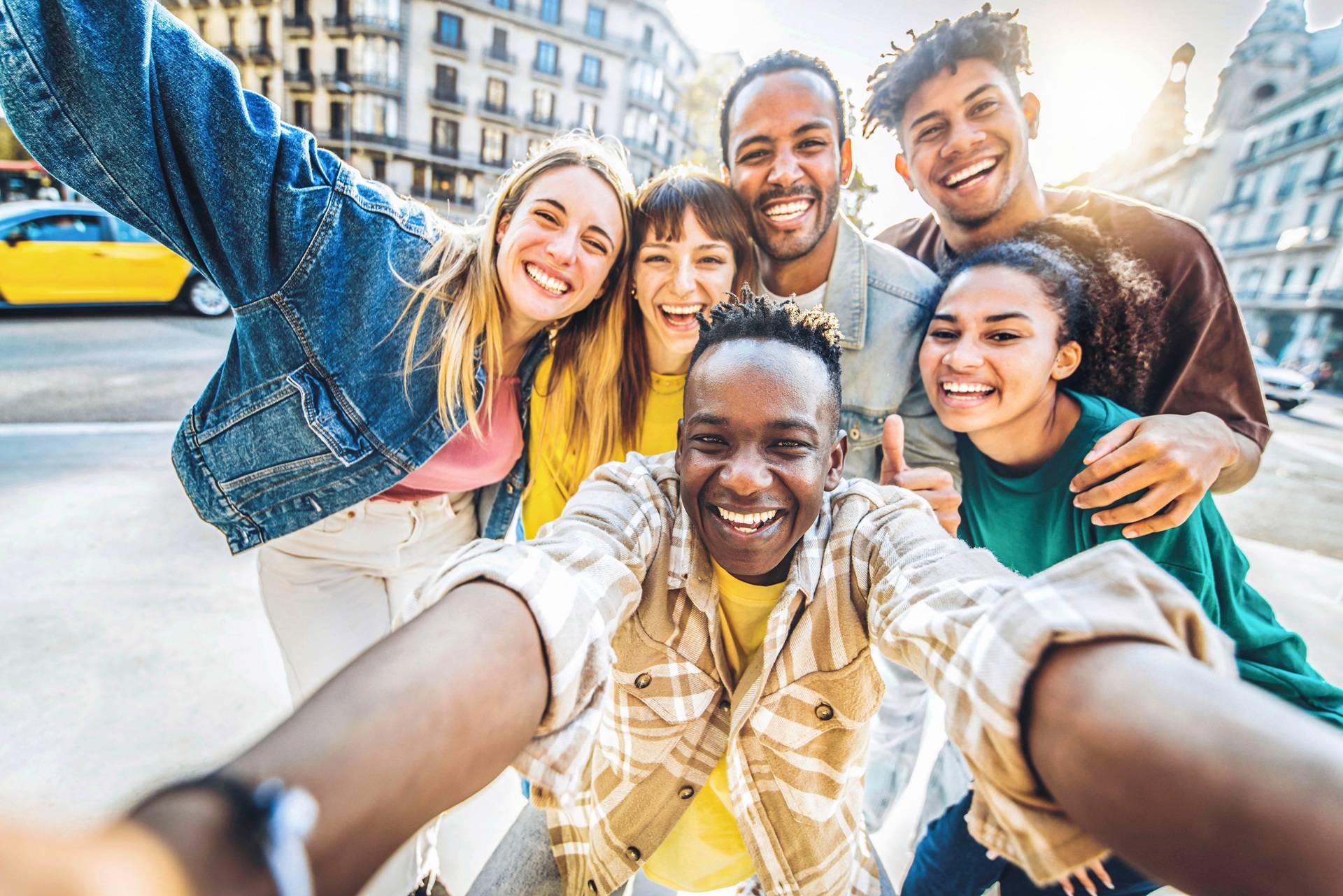 Gruppe Jugendlicher lacht beim Selfie | Klassenfahrt Berlin