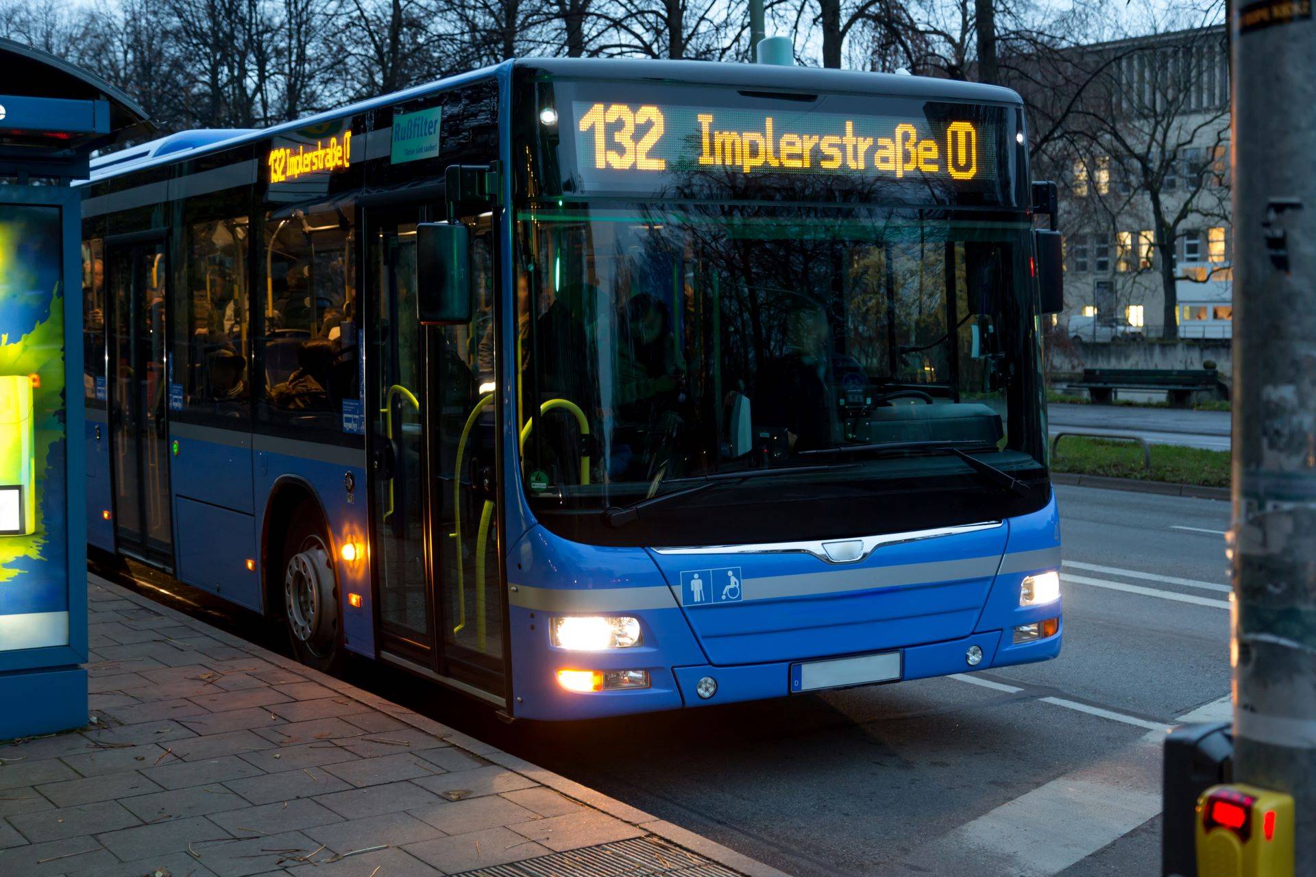 Linienbus der Linie 132 hält nachts an Haltestelle