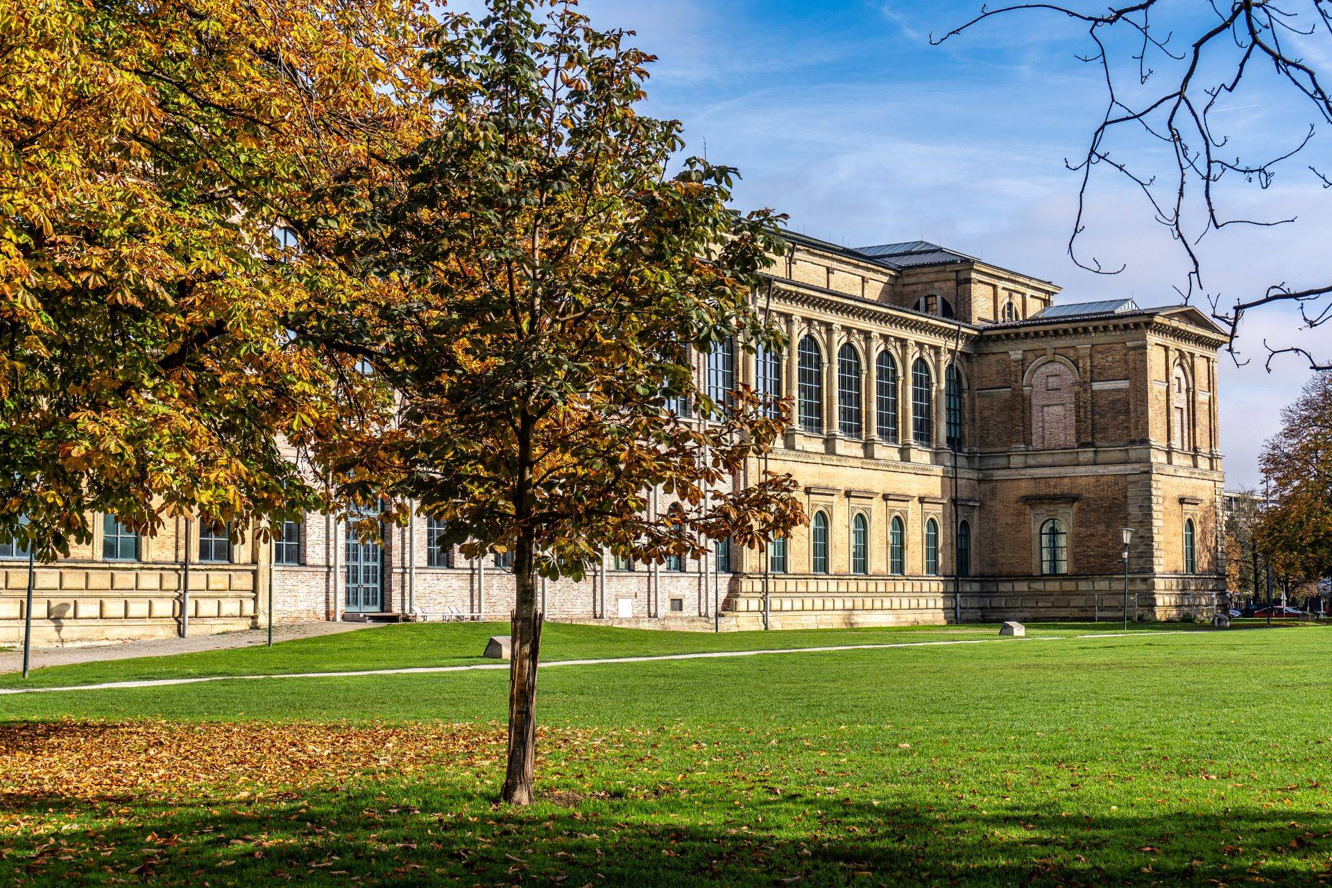 Historisches Gebaeude in der Maxvorstadt Muenchen im Herbst – entspanntes Shoppingviertel mit Kulturanschluss - Escort muenchen