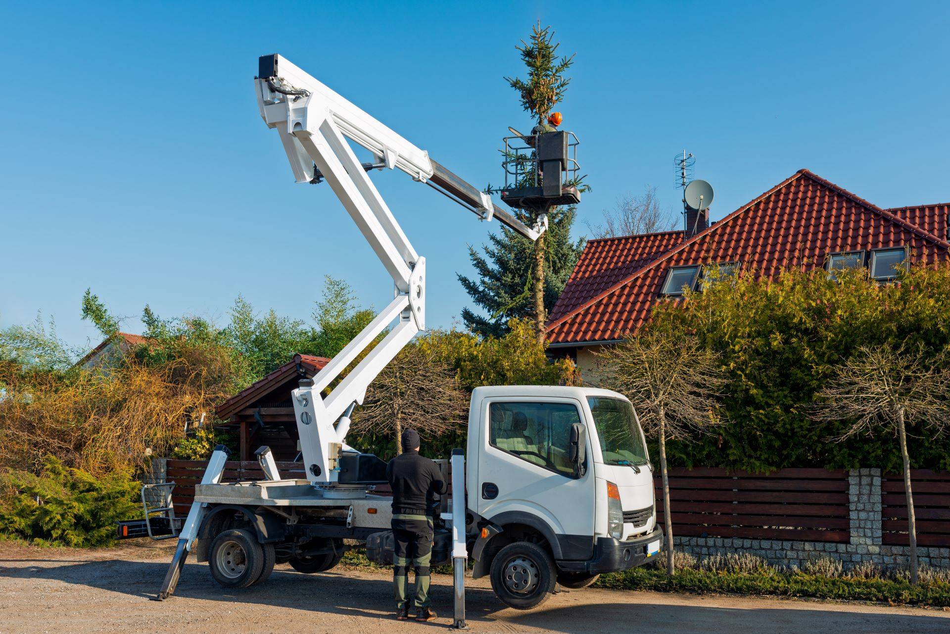 Lkw-Arbeitsbühne schneidet Baum vor Wohnhaus in Bocholt